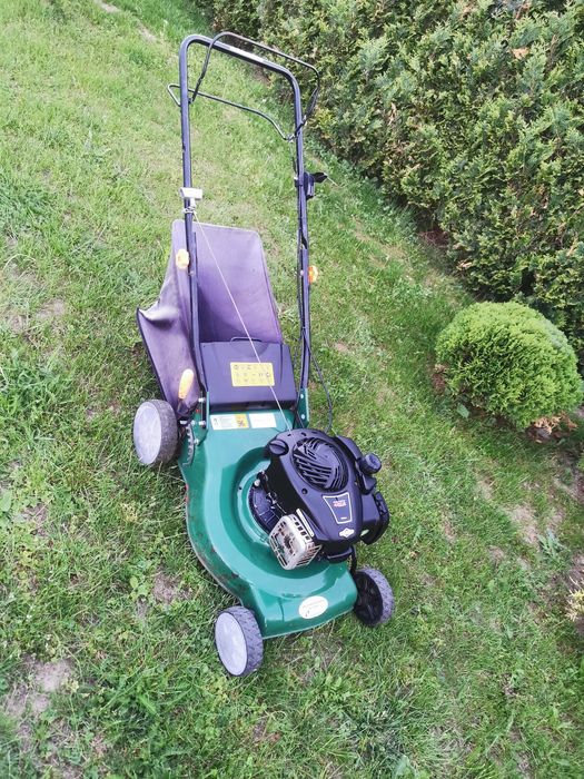 kosiarka urządzenie spalinowa do pielęgnacji terenów płaskich.
