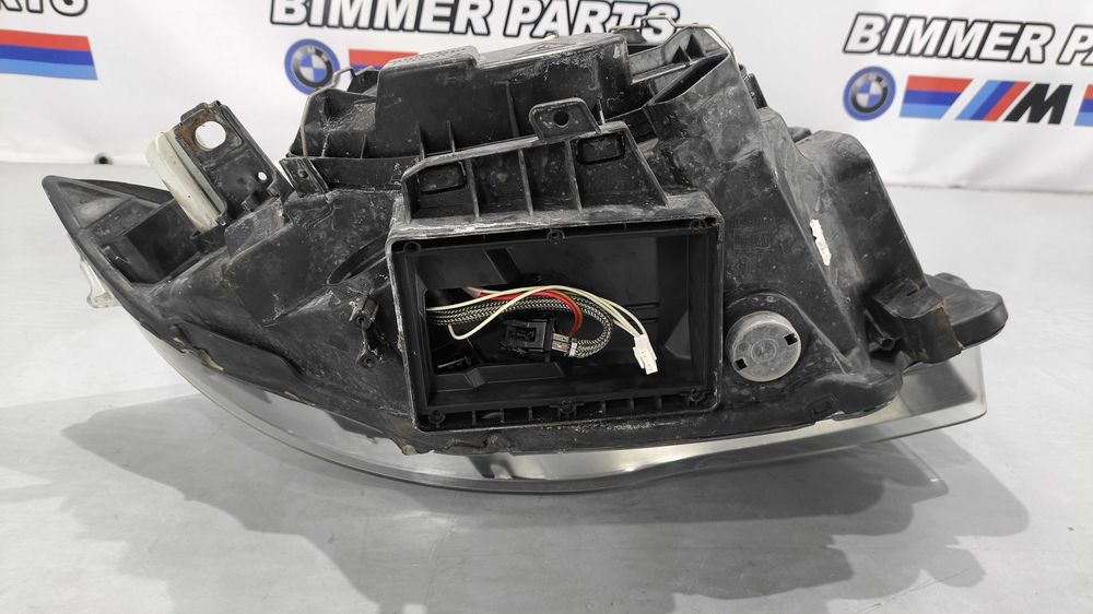 Farol BMW Serie 1 (E81/E82/E87/E88) Esquerdo Xenon Pré-LCI Com Angel Eyes