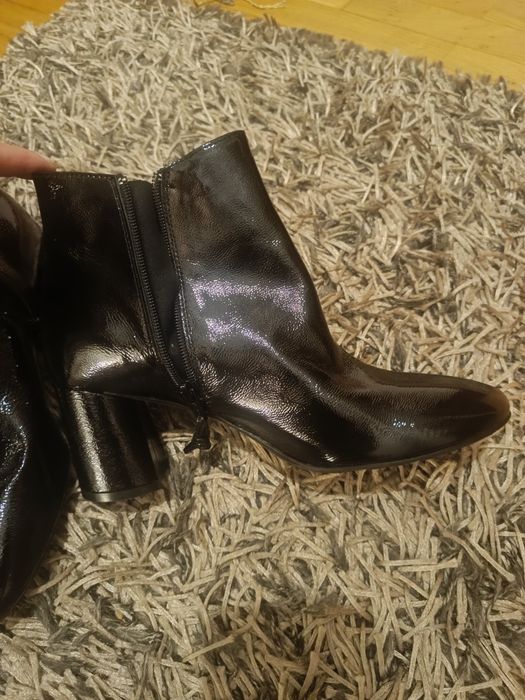 Botins em pele/ verniz  tam.39