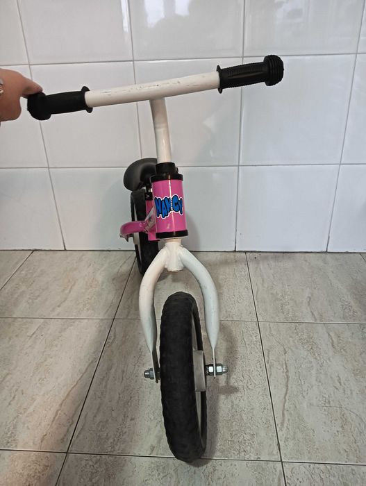 Bicicleta sem pedais de menina