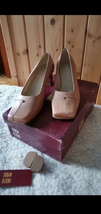 Nowe damskie czółenka Sergio Bardi eleganckie buty camel na słupku