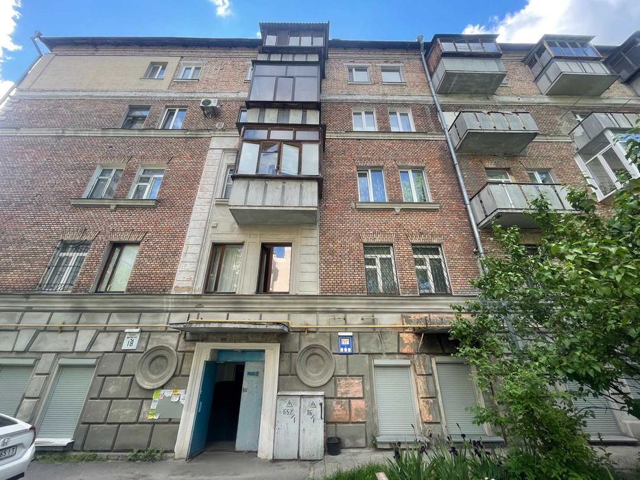 Продам 2к Гарматна 18, сталінка