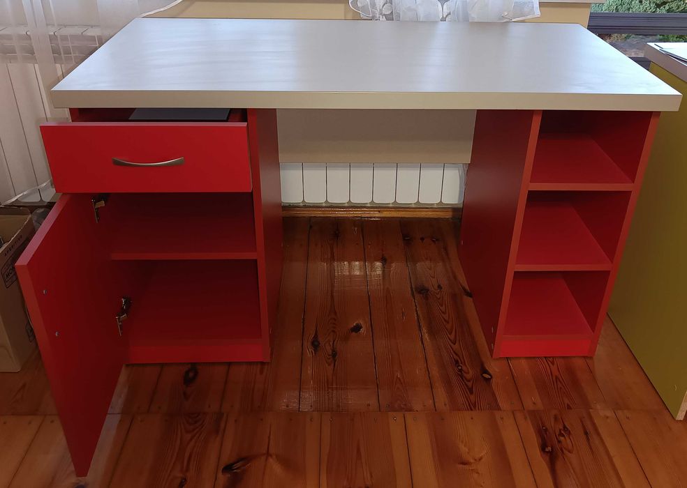 Biurko komputerowe 125 cm z szufladą i półkami – bardzo dobry stan