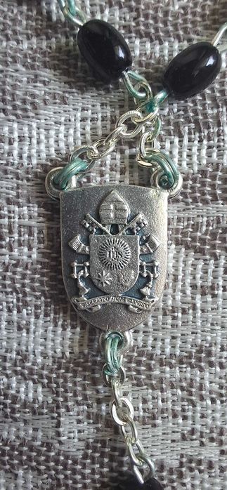 Różaniec papieski ofiarowany i poświęcony przez Papieża Franciszka