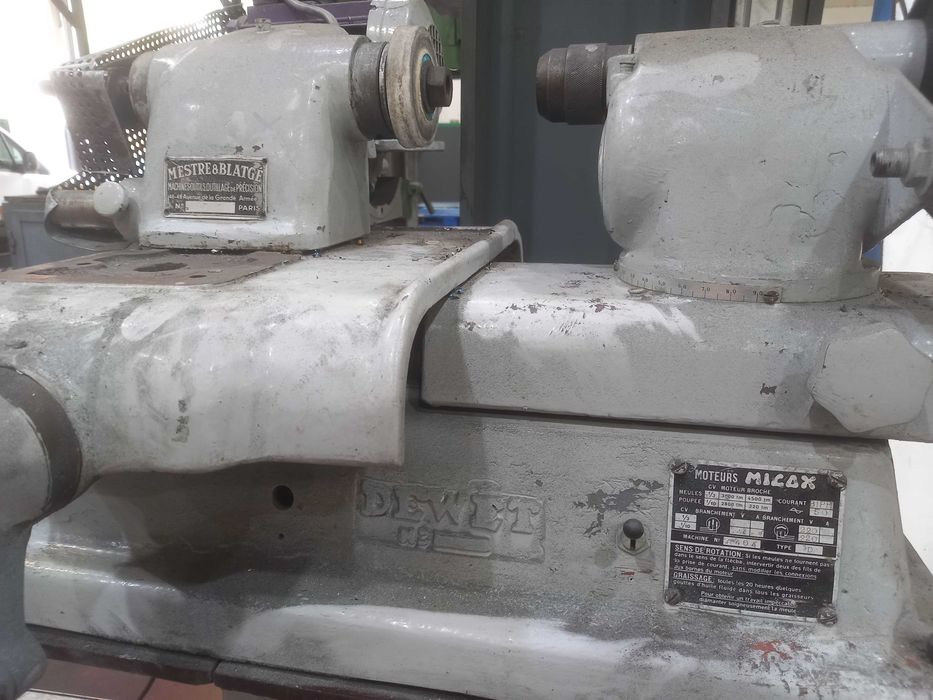 Máquina Antiga de Afiar Ferramentas