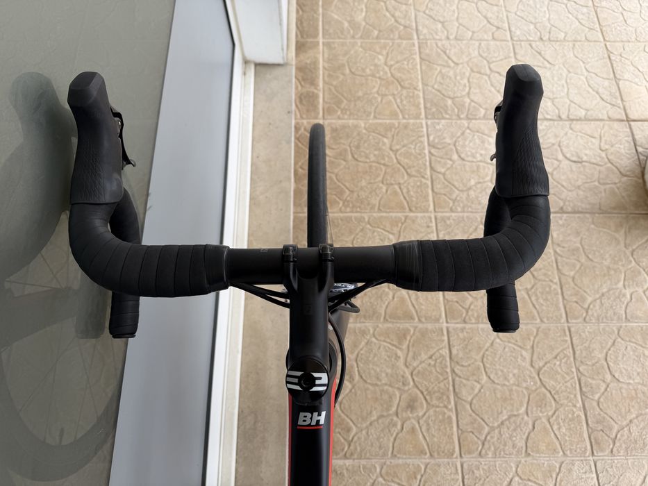 Bicicleta de estrada - Carbono - Bem equipada