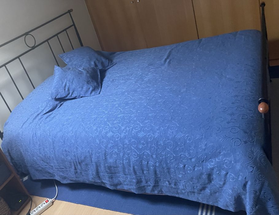 Cama casal em ferro de cor preta