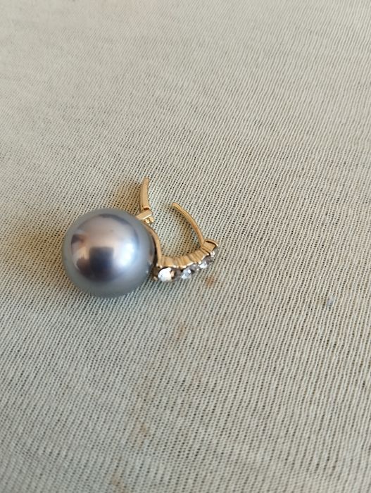 Kolczyki w kolorze złota z szarymi perłami i kryształkami