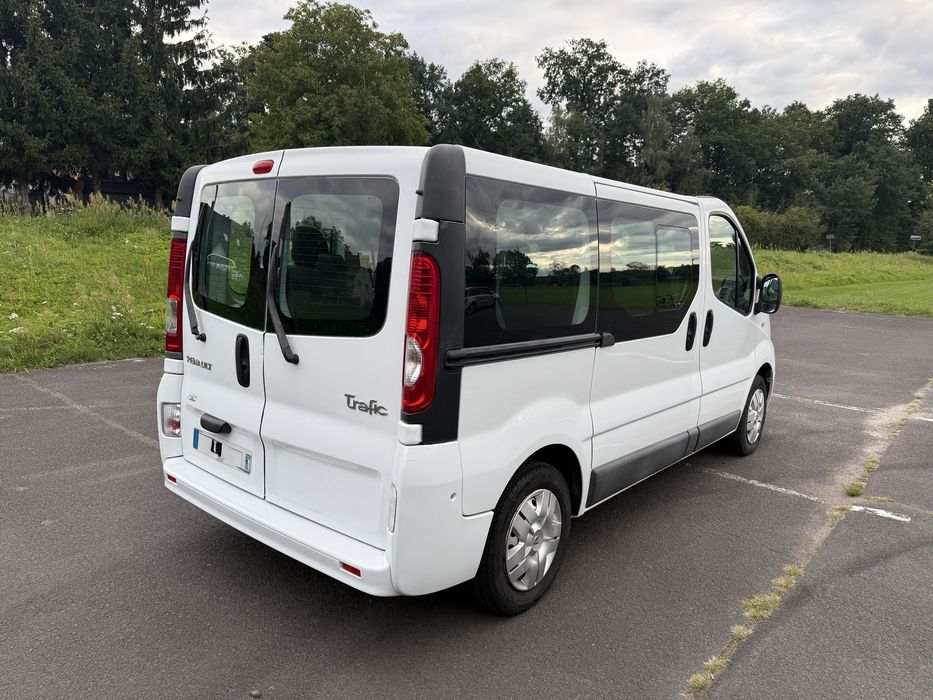 Renault trafic jak vivaro 9 osobowy ładny stan