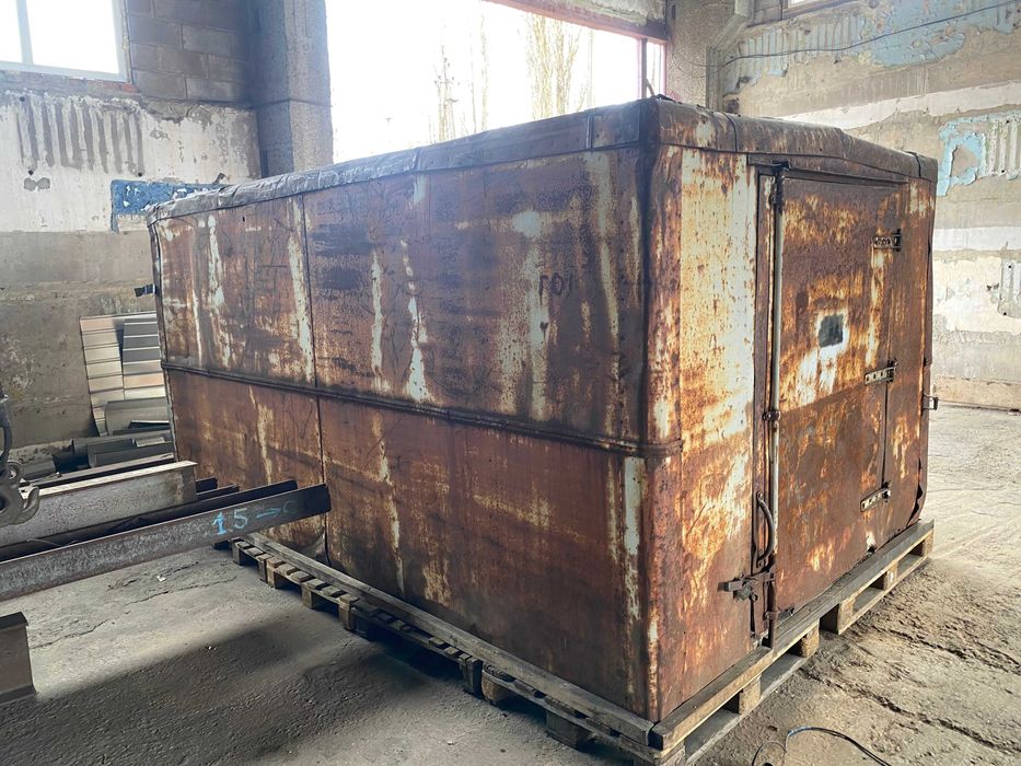 причіп вагончик на колесах, будка, сторожка. будівельний вагончик