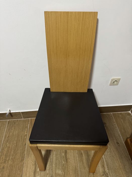 Mesa em madeira com cadeiras