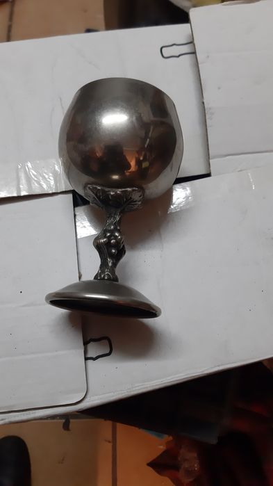 Três taças de vinho em metal