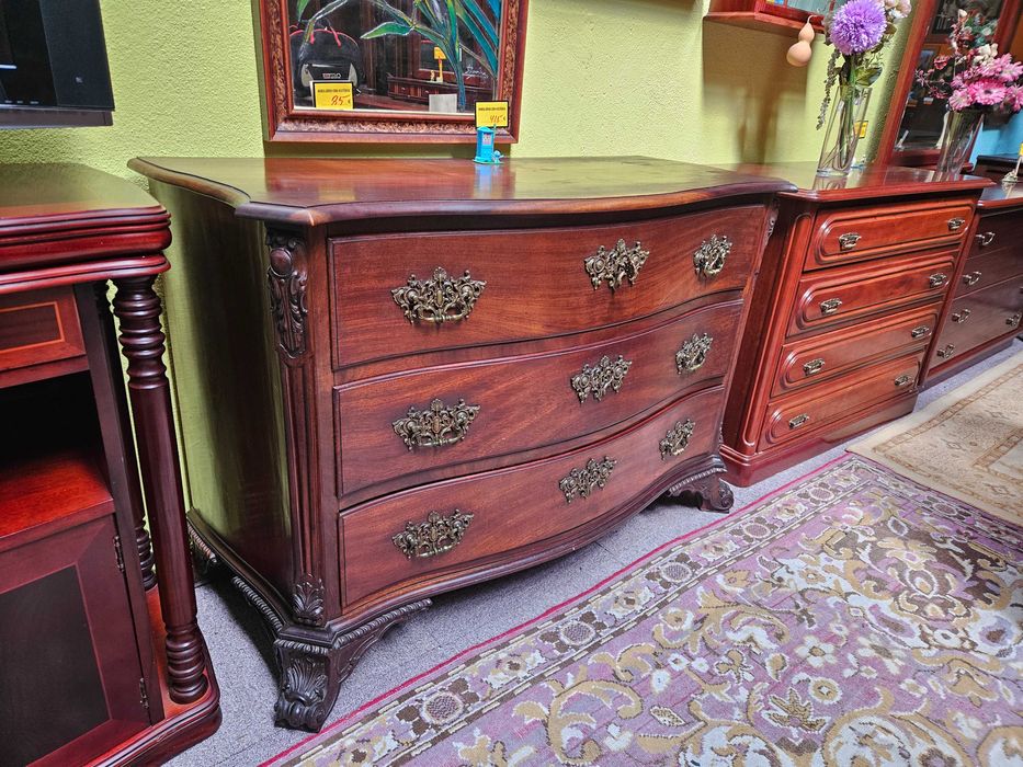 Cómoda antiga em em madeira - óptimo estado geral