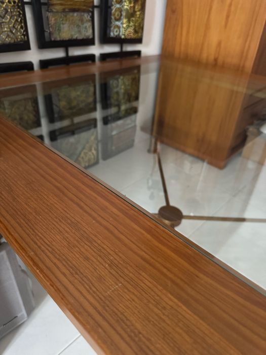 Mesa com vidro de centro