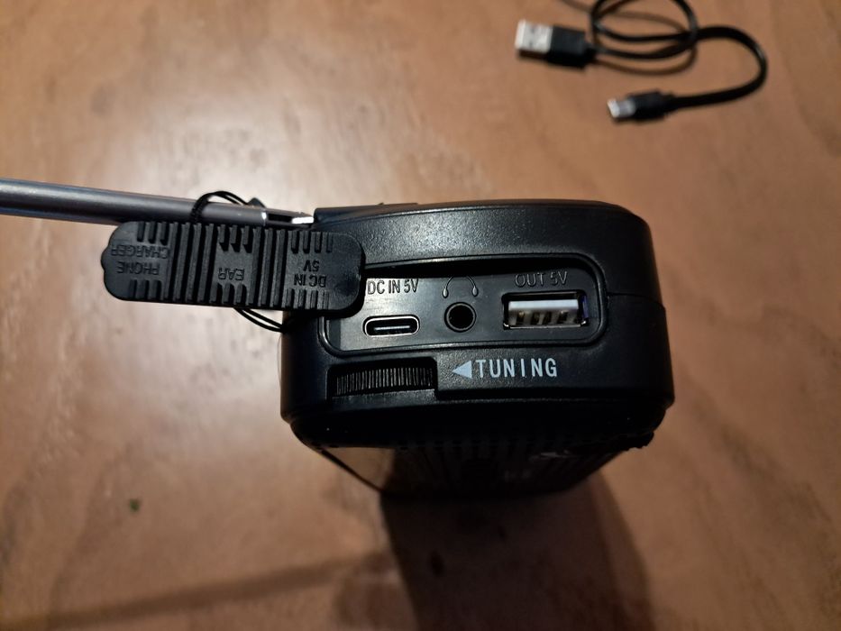 Rádio de Emergência com Manivela e Lanterna LED