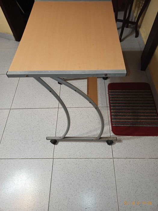 Mesa com rodas estado ótimo