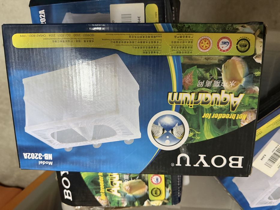 Criadeiras para criação de peixes novas e celadas.