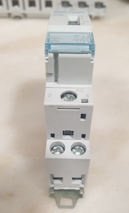 hager ERC 225D Contactor com comando manual 25A, 2NA, 230V
ERC225