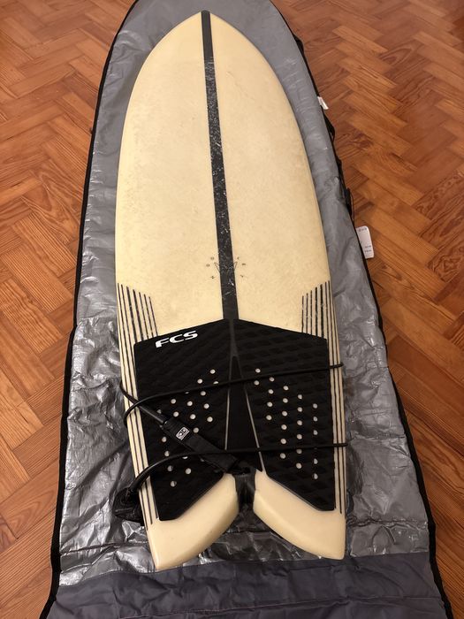 Prancha de surf Fishtail com duas quilhas (twin fin)