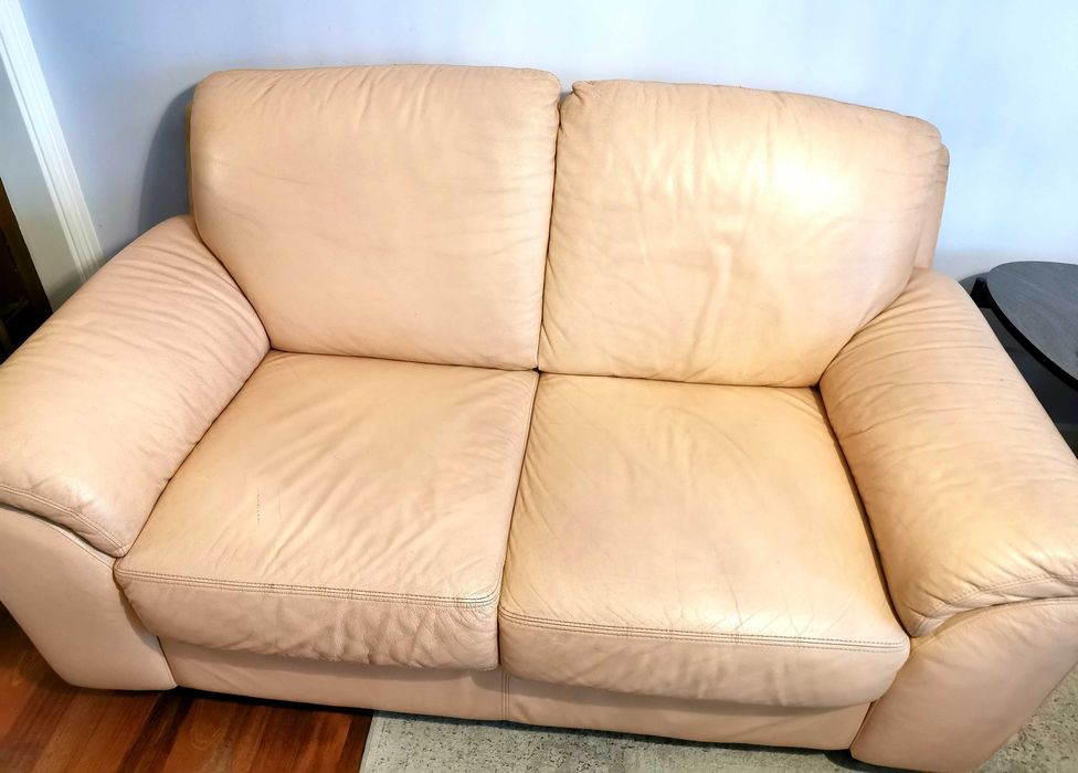 Sofa de sala estar em pele natural.