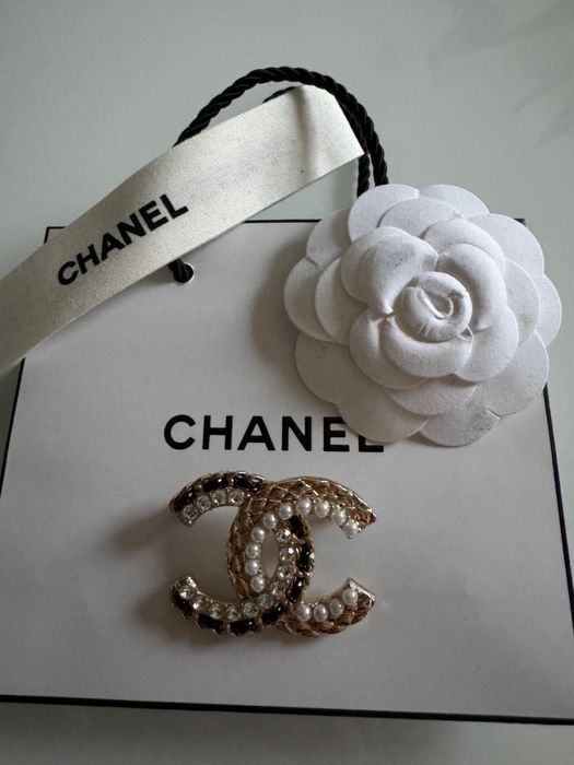 Piekna broszka Chanel