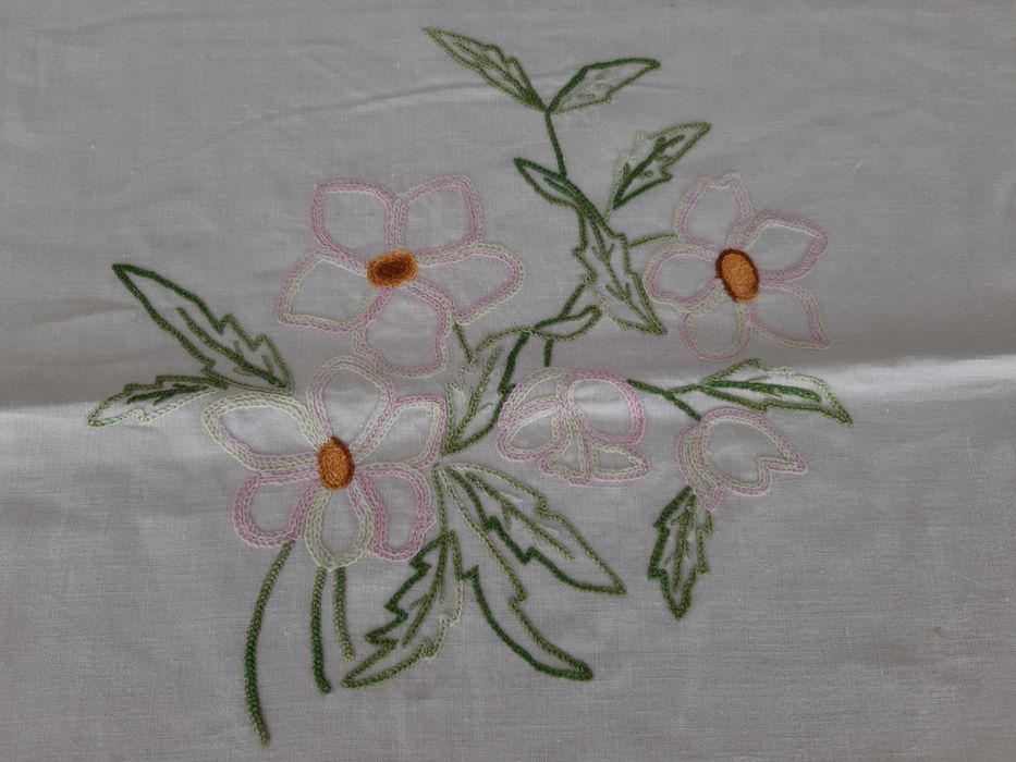 Centro de mesa em linho antigo com bordado e renda de 145cm X 62cm