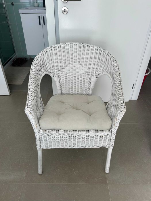 Cama casal 140x200 com colchão + cadeirão + Pequena cômoda.