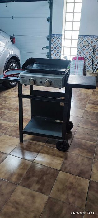 Grelhador a gás de dois bicos em muito bom estado.