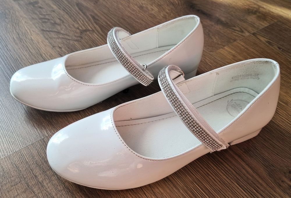 Białe buty komunijne