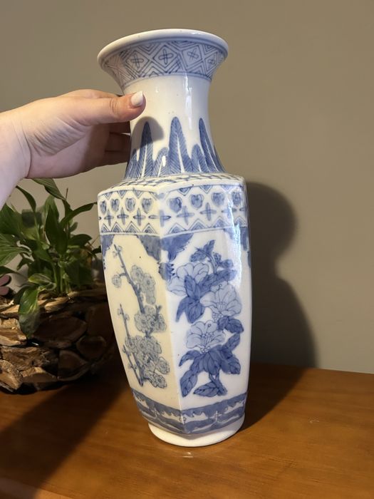 Jarra antiga azul e branca