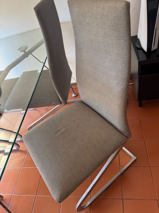 Linda mesa de vidro com 4 cadeiras