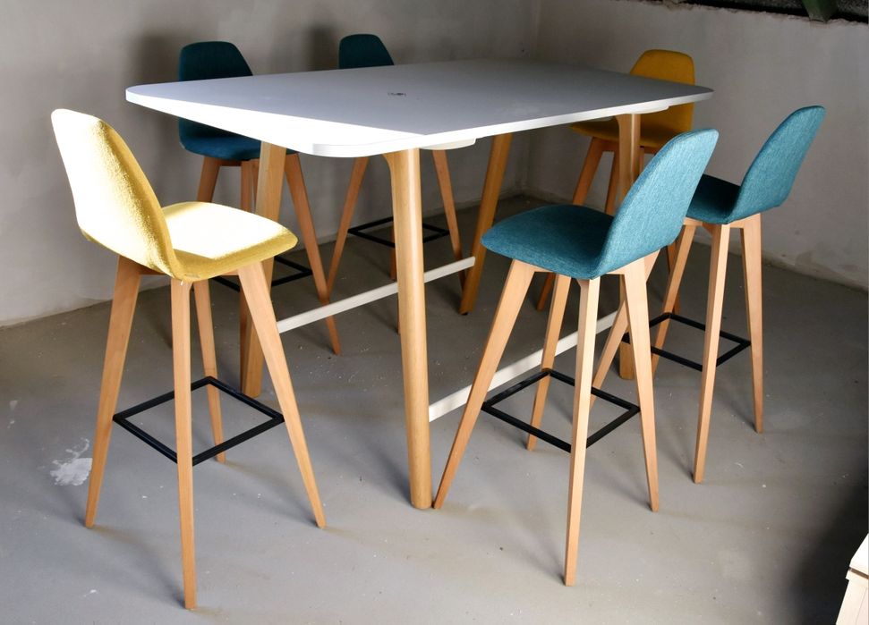 Wysoki stół i krzesła barowe (hokery)