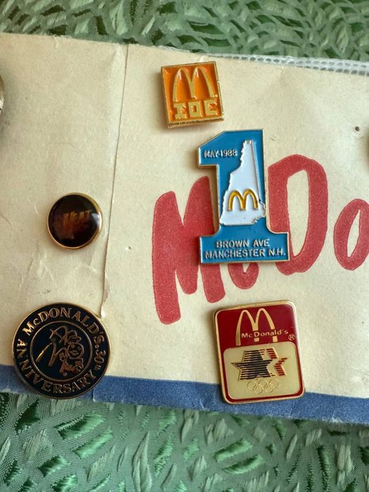 коллекция винтажных значков McDonald's ( Мак Дональдс )