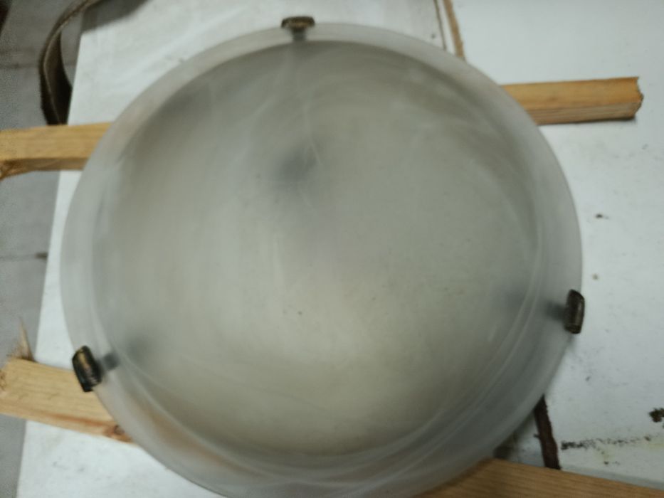 Candeeiro fixo rente ao teto.