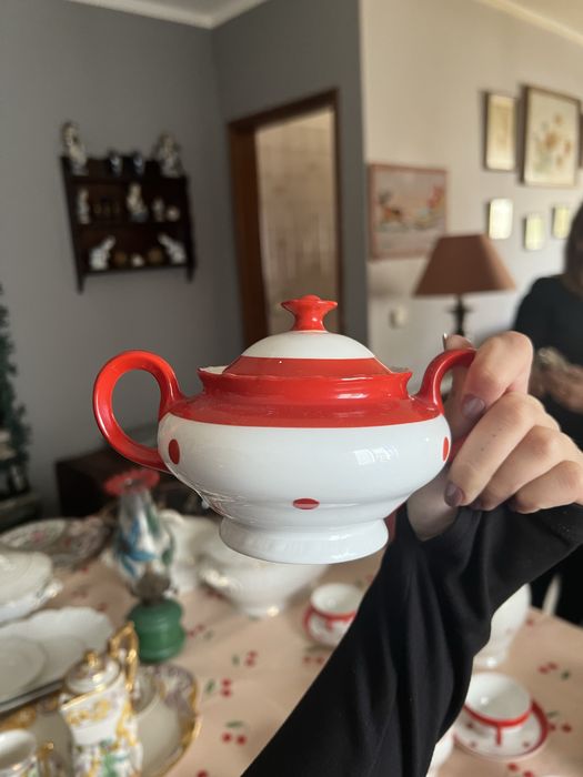 Vista Alegre | Serviço de Café  | Padrão Vermelho com Bolinhas