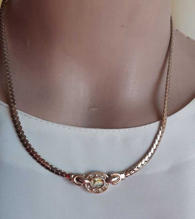 Колье с овальным кулоном гелиотис