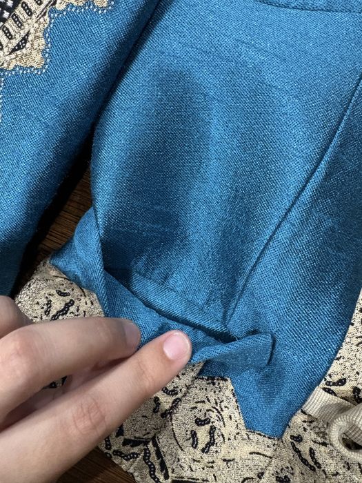 Conjunto vestido e casaco com padrões decorativos