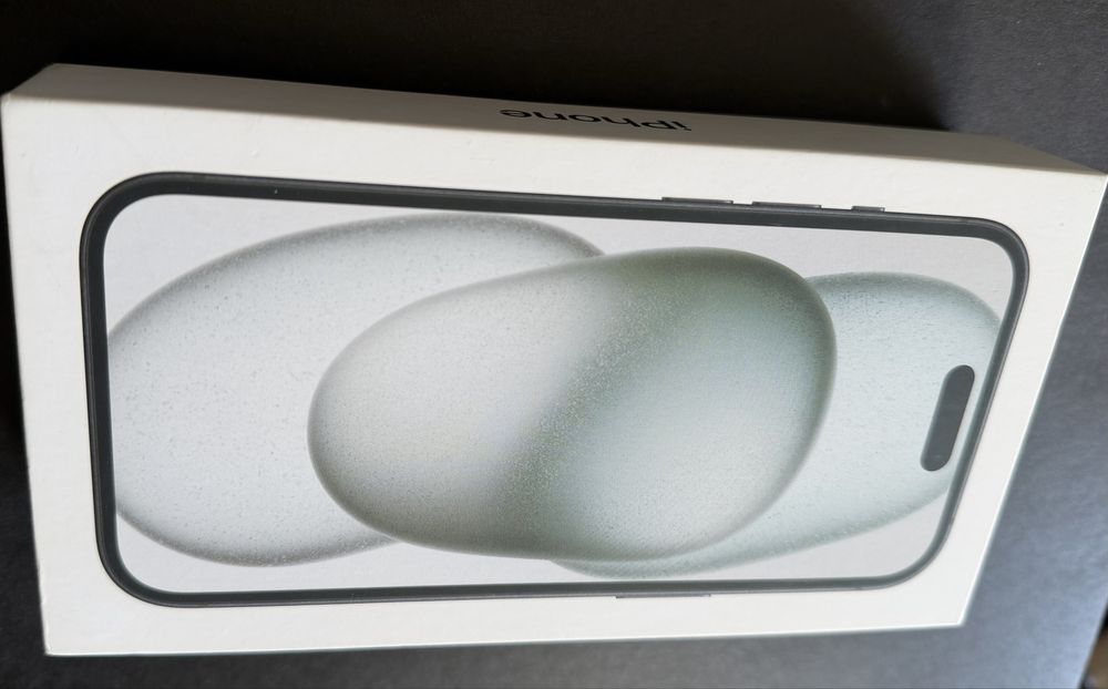 Iphone 15 wraz z etui i szybką