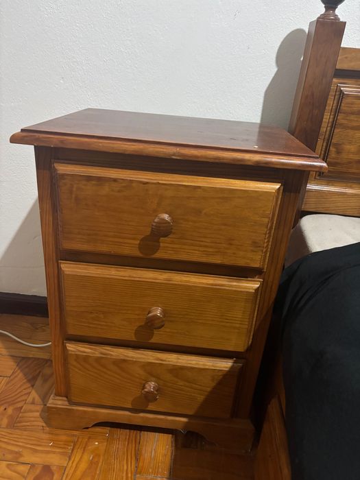 Vendo Conjunto Cama,Colchão, Cabaceira e Guarda roupa.