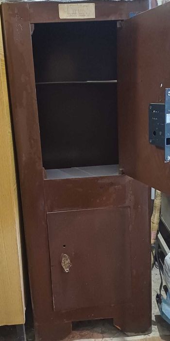 Сейф металевий. Дві дверки. Чотири відділення. Товщина стінки 5мм.