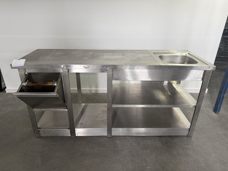 Bancada escaparate com tulha de cafe e pio lado direto