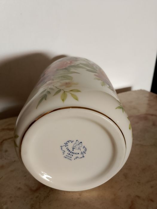Various decorative items509443906607534087