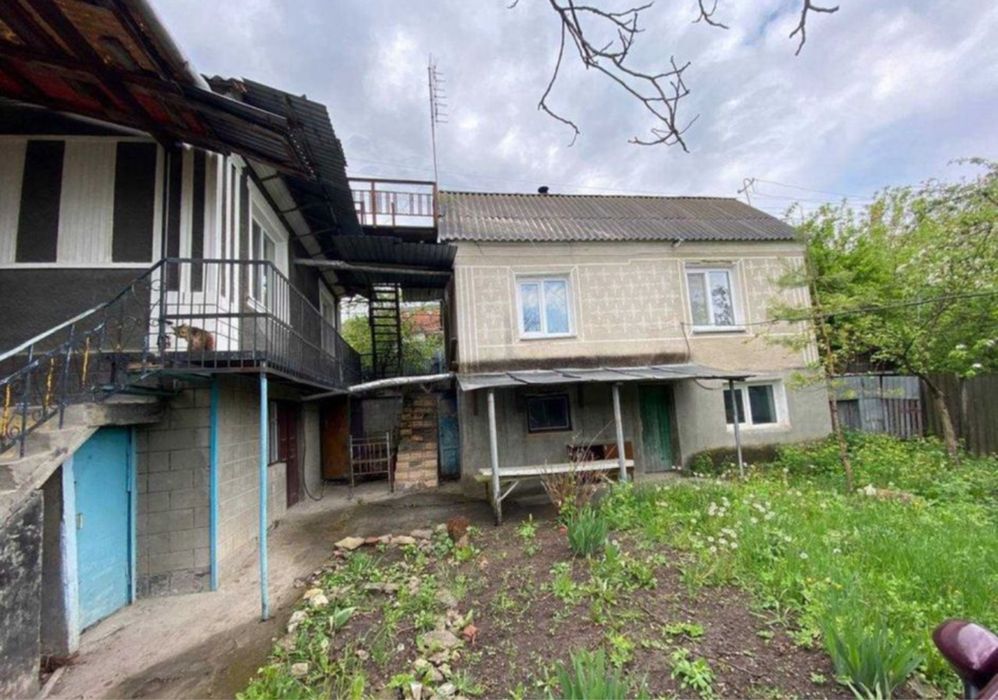 Продам два будинка на одному подвірʼї.