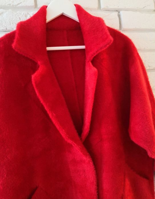 Piękny czerwony klasyczny płaszcz alpaka na wiosnę