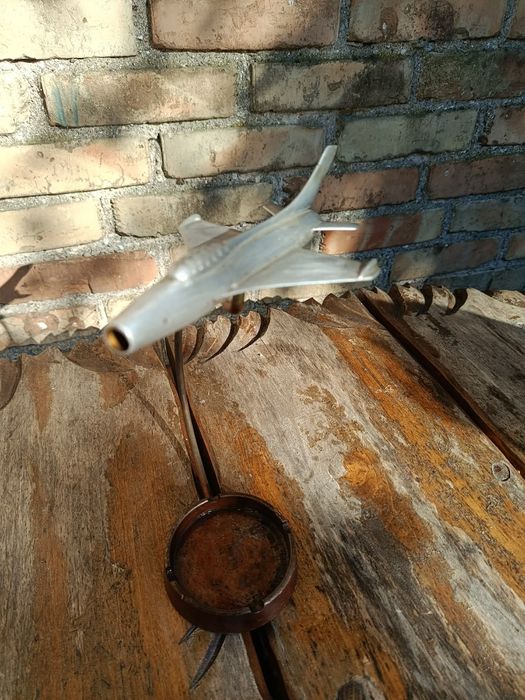Popielniczka PRL z metalowym samolotem odrzutowym vintage