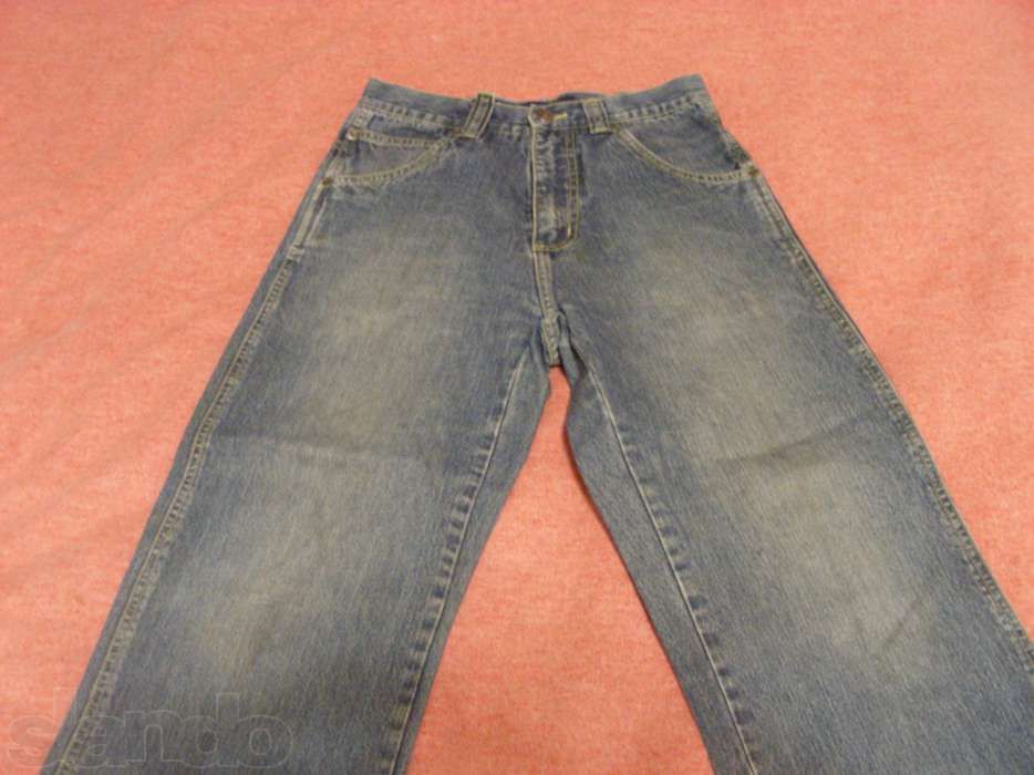 Продам джинсы темно-голубые на мальчика-подростка
