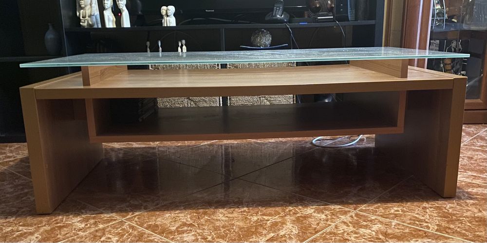 Mesa de madeira com base de vidro