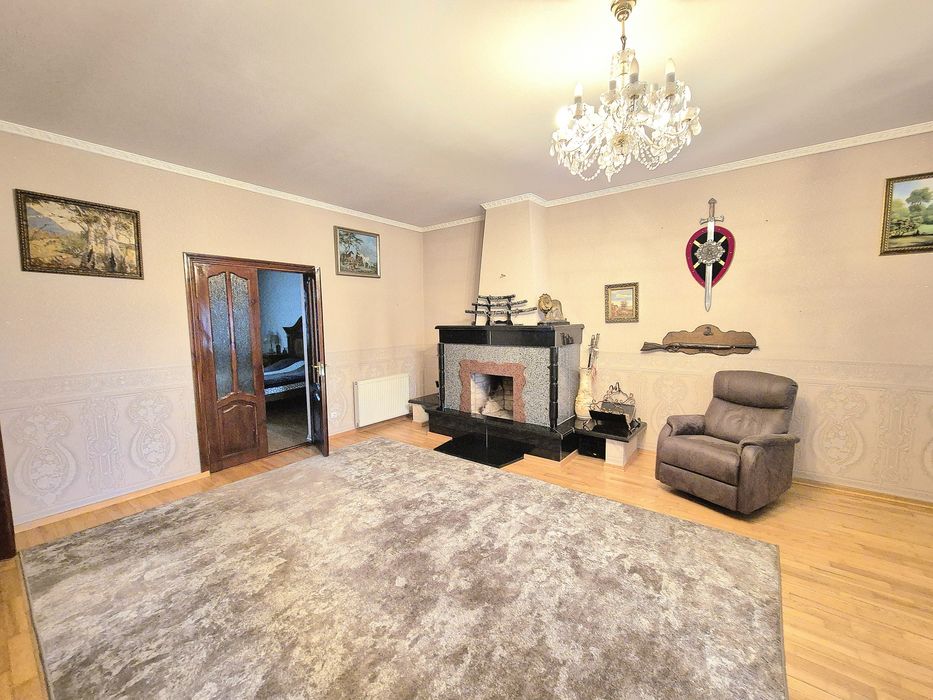 Два будинки з банею та зарибленим власним  озером р-н Аєропорту