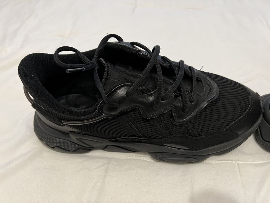 Ténis marca. Adidas cor preta numero 43