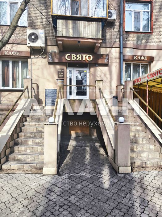 Комерційне приміщення кафе «Свято» в центрі міста.